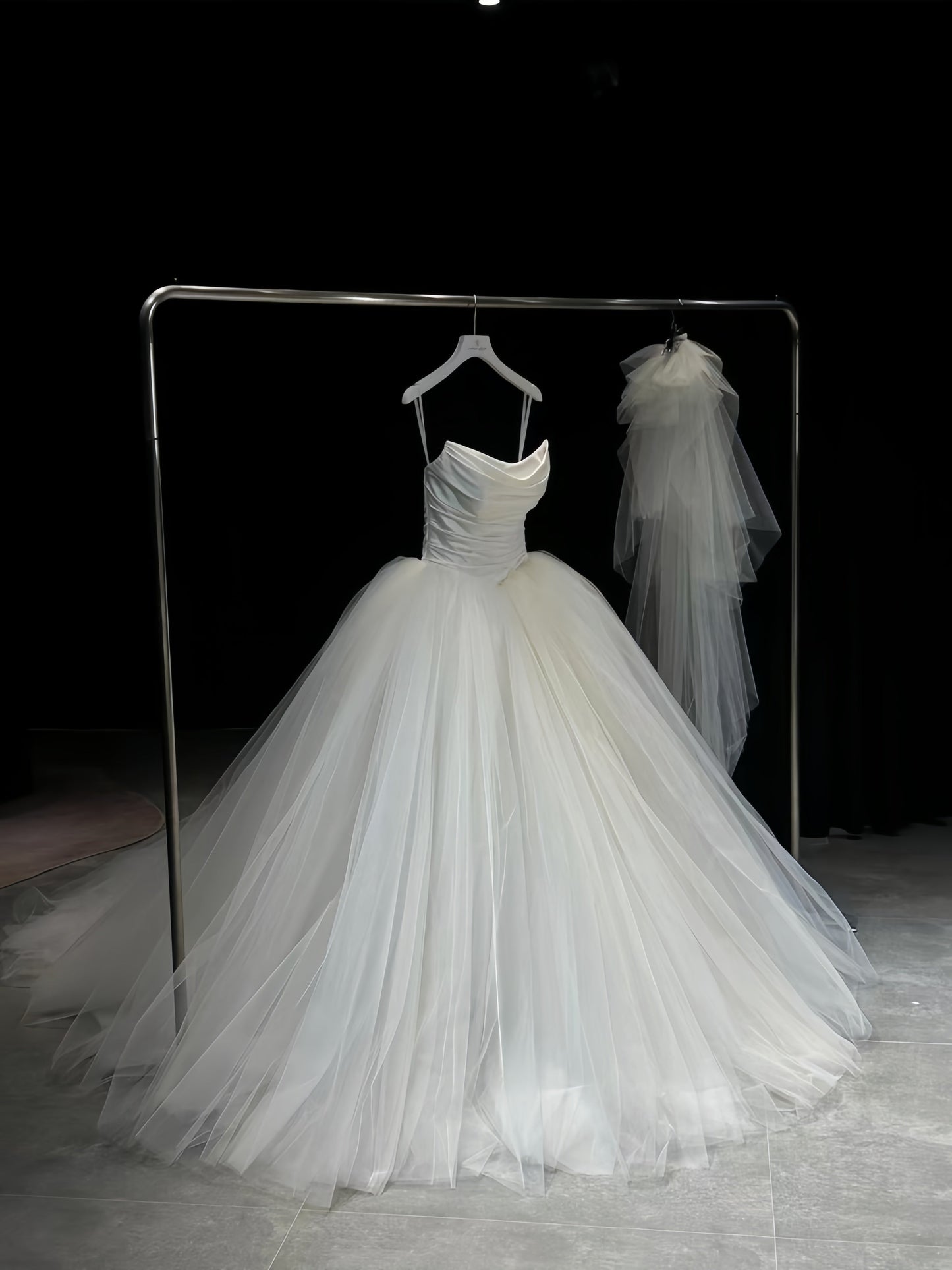 Pretty Wedding Dress Ball Gown Strapless Tulle Long Satin White Wedding Dresses Bridal Gowns Brides Gown DH106