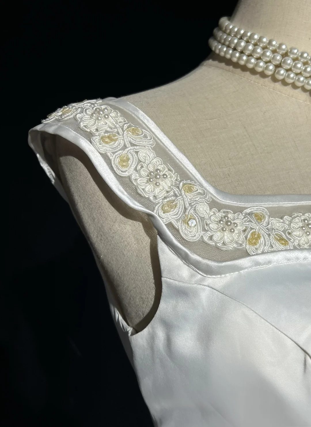 Vintage Bridal Gown Ball Gown Square Neck Sleeveless Satin Beads Long White 70s Wedding Dresses Elegant Bridal Gowns DH1102