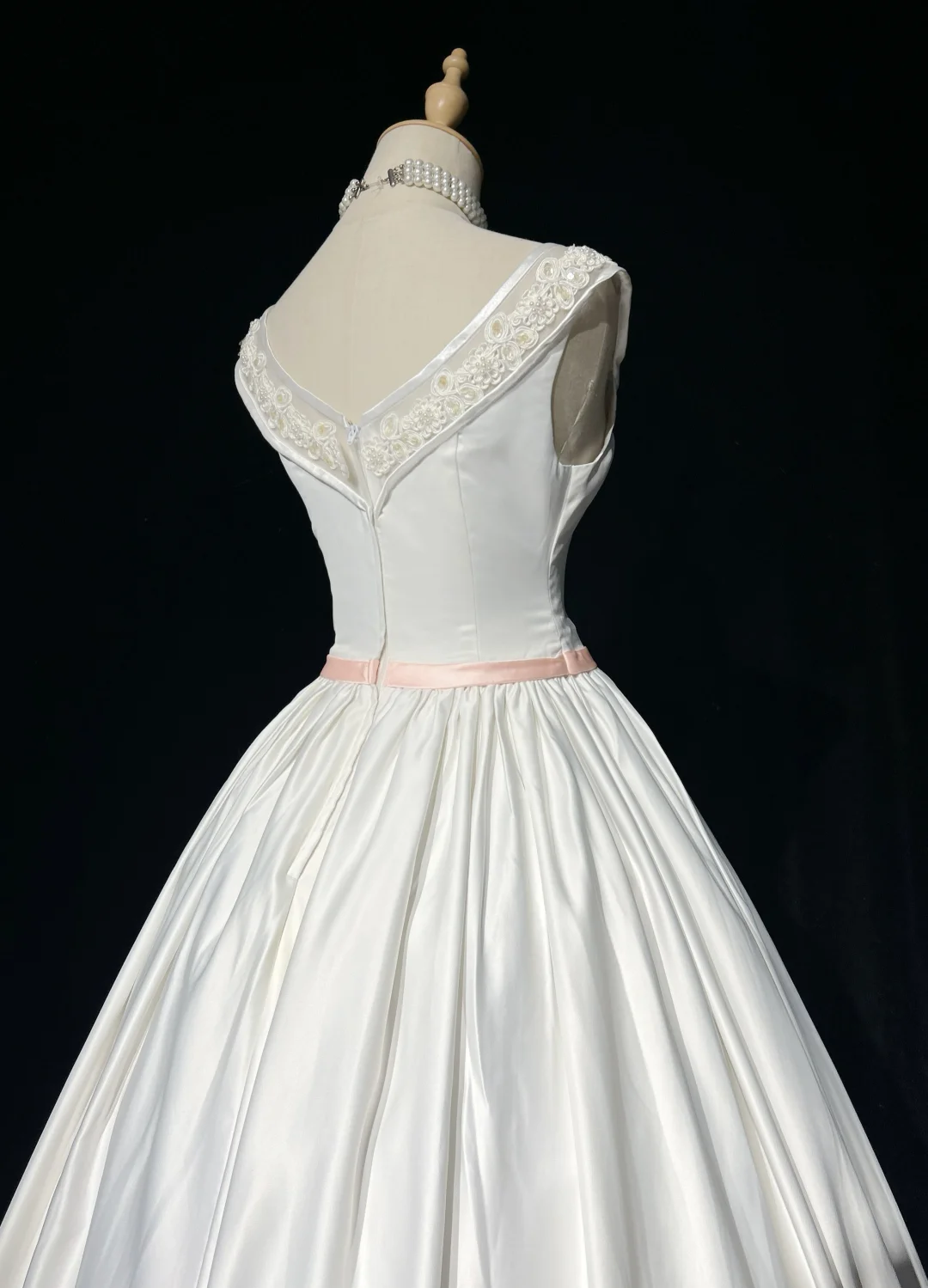 Vintage Bridal Gown Ball Gown Square Neck Sleeveless Satin Beads Long White 70s Wedding Dresses Elegant Bridal Gowns DH1102