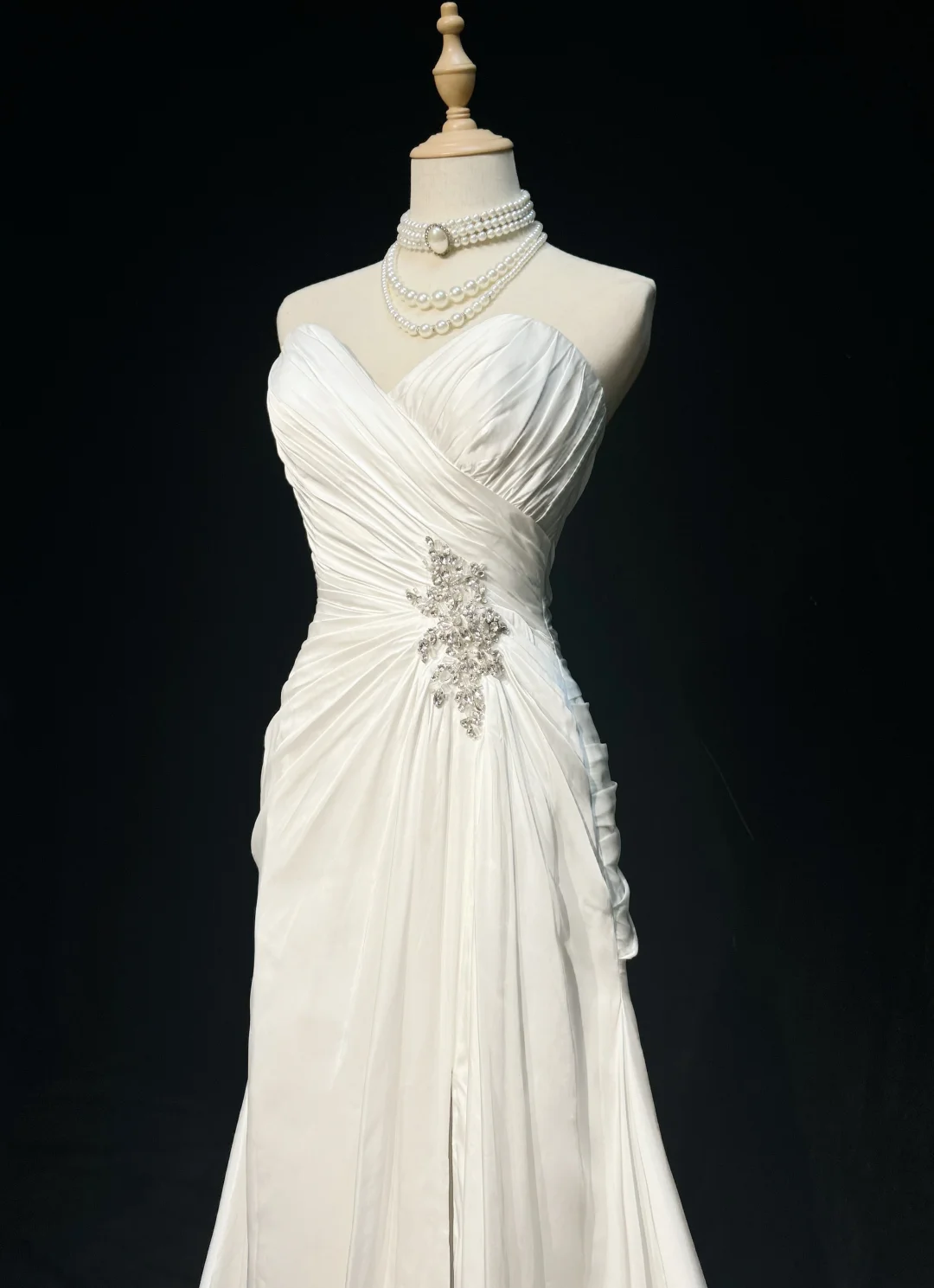 Vintage Bridal Gown A line Sweetheart Sleeveless Silver Beads Long Slit White 70s Wedding Dresses Elegant Bridal Gowns DH1110