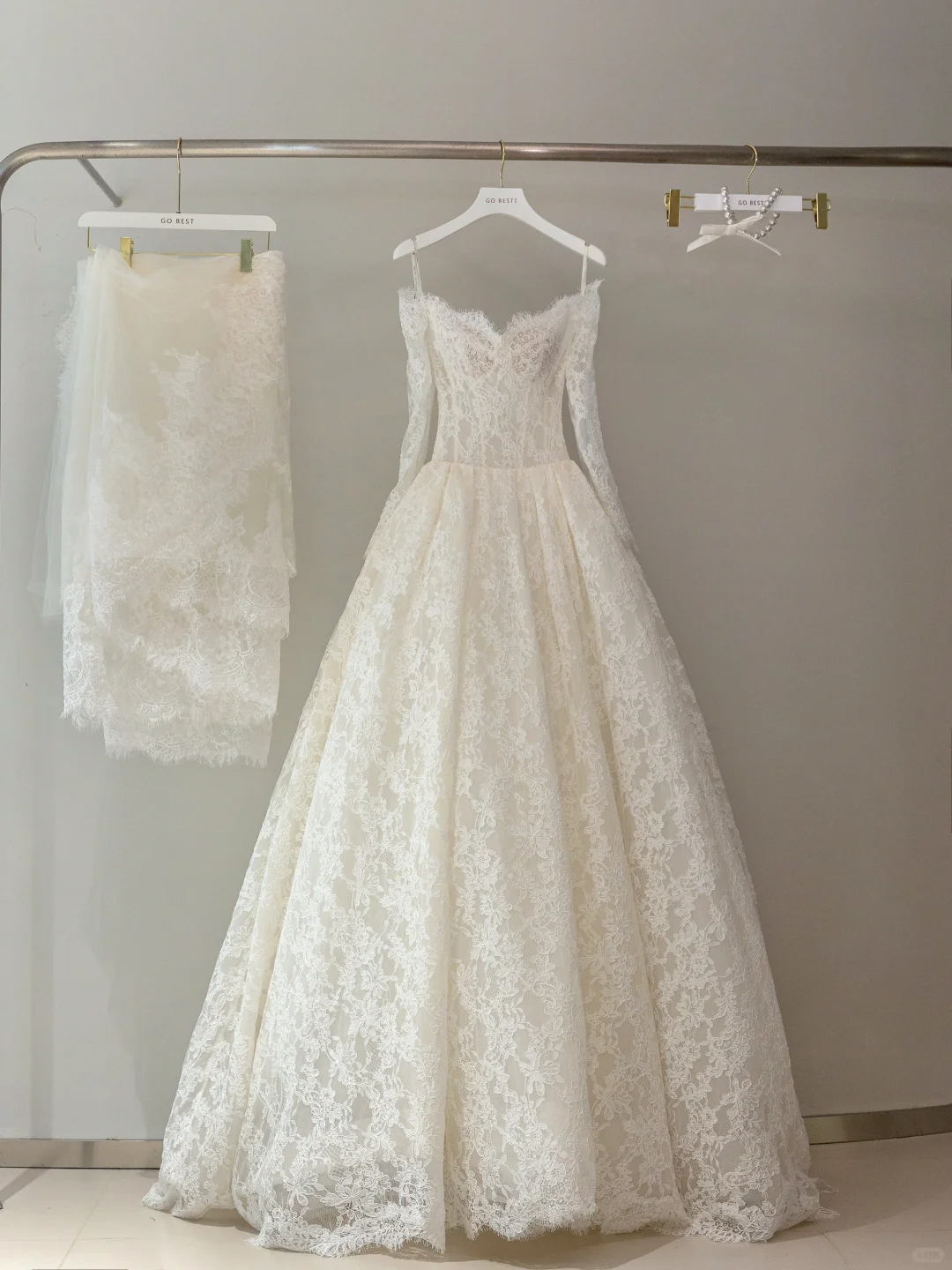 Unique Bridal Gown Ball Gown Off The Shoulder Lace Long Sleeves White 50s Wedding Dresses Vintage Bridal Gowns DH1141