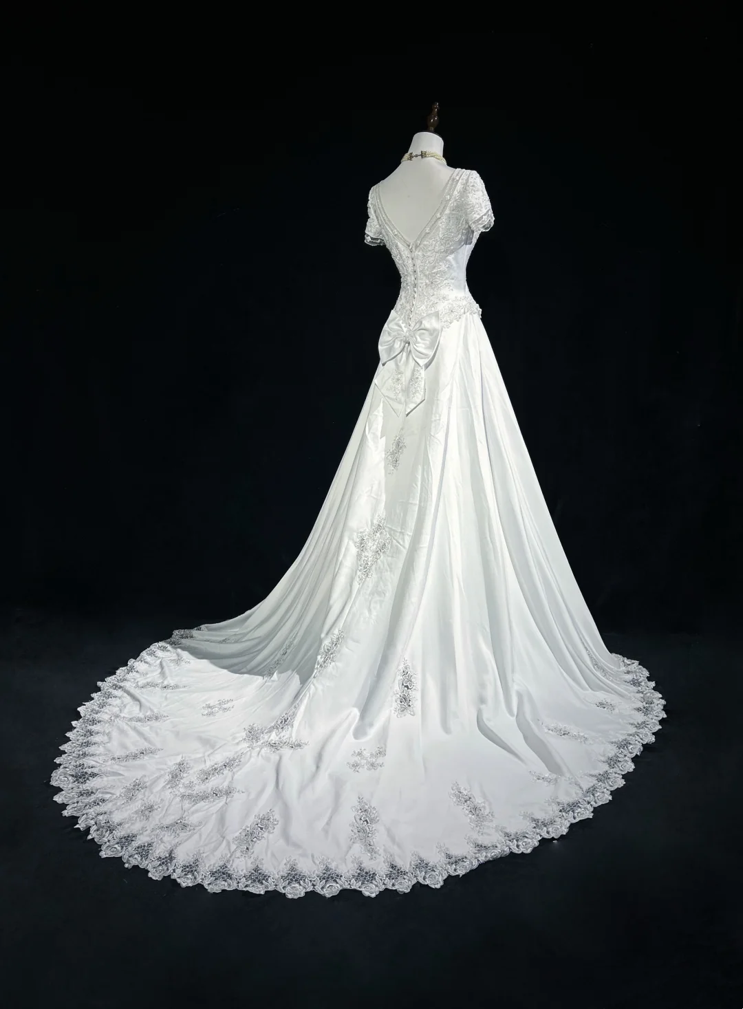 Classic Elegant Wedding Gown A line V Neck Long White Satin 70s Wedding Dresses Vintage Bridal Gowns DH1149