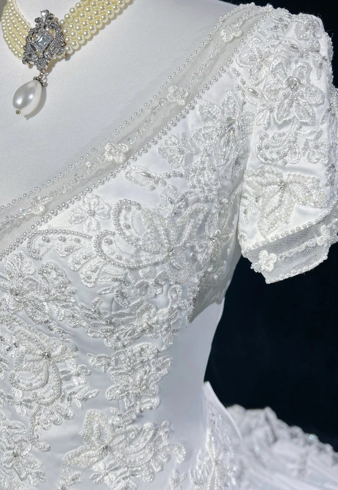 Classic Elegant Wedding Gown A line V Neck Long White Satin 70s Wedding Dresses Vintage Bridal Gowns DH1149