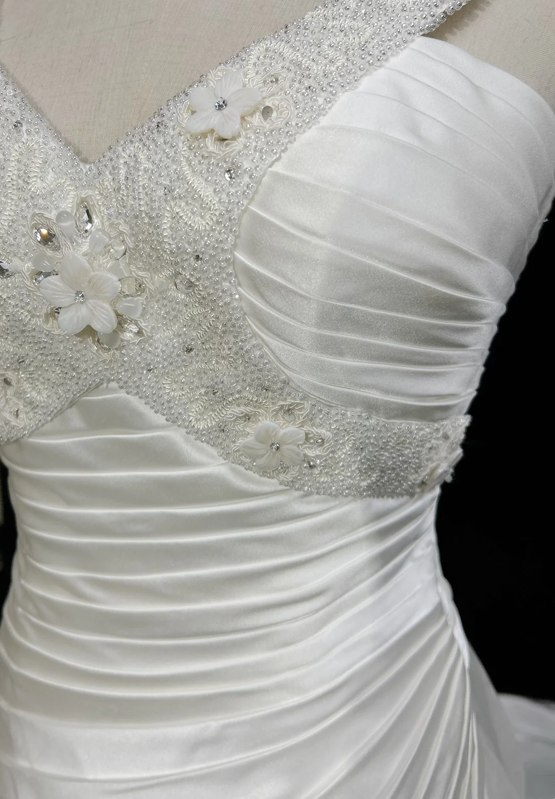Unique Wedding Dress A Line V Neck White Satin Beads 90s Wedding Dresses Vintage Bridal Gowns DH1163
