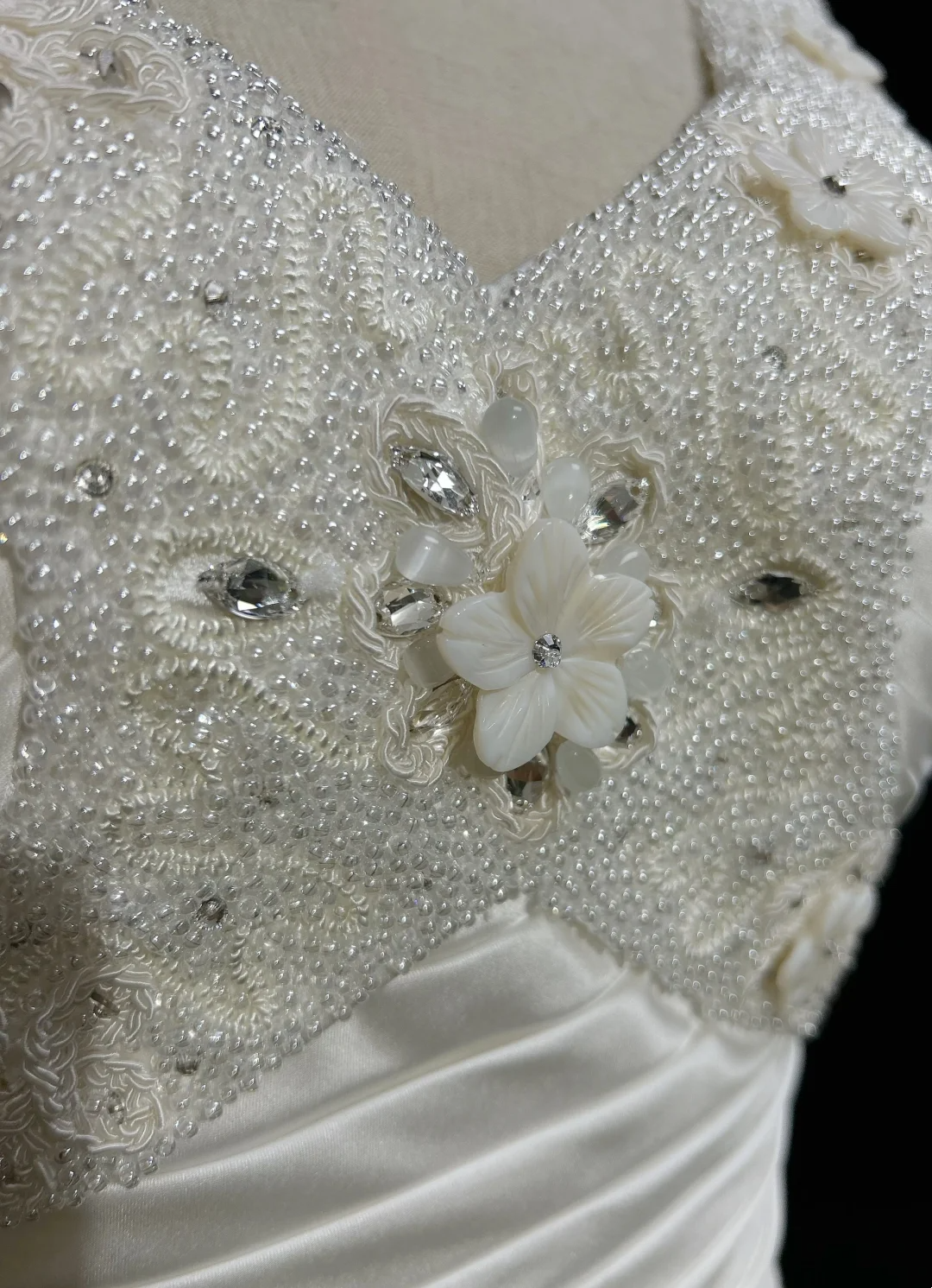 Unique Wedding Dress A Line V Neck White Satin Beads 90s Wedding Dresses Vintage Bridal Gowns DH1163