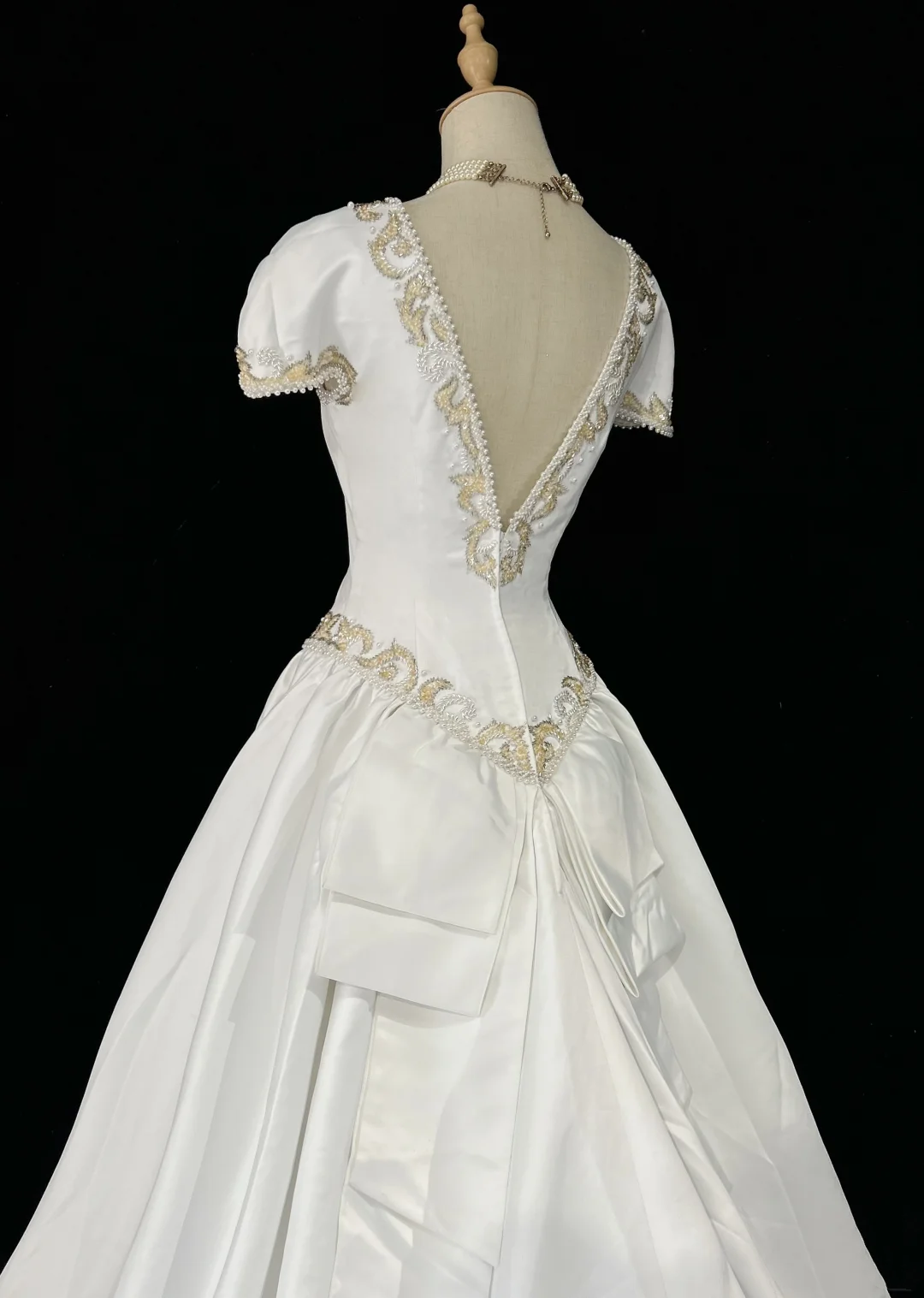 Classic Wedding Dress Ball Gown V Neck White Satin Long 70s Wedding Dresses Vintage Bride Dress Bridal Gowns DH1260