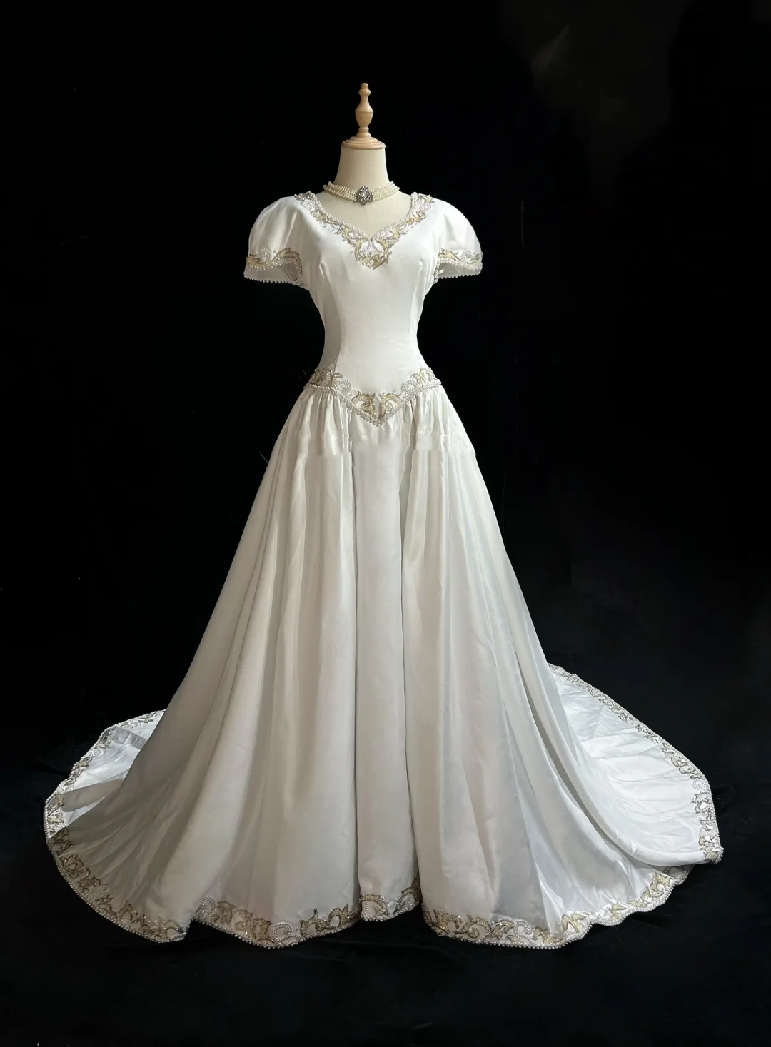 Classic Wedding Dress Ball Gown V Neck White Satin Long 70s Wedding Dresses Vintage Bride Dress Bridal Gowns DH1260
