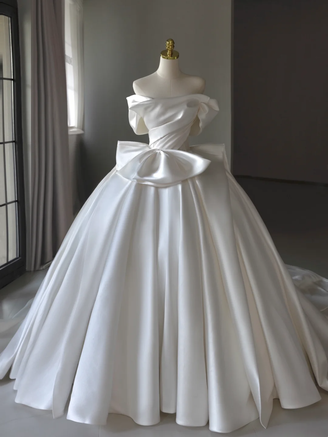 Princess Bridal Gown Ball Gown Off The Shoulder Satin Wedding Dress With White Short Sleeves Wedding Dresses Modest Wedding Gowns DH1288