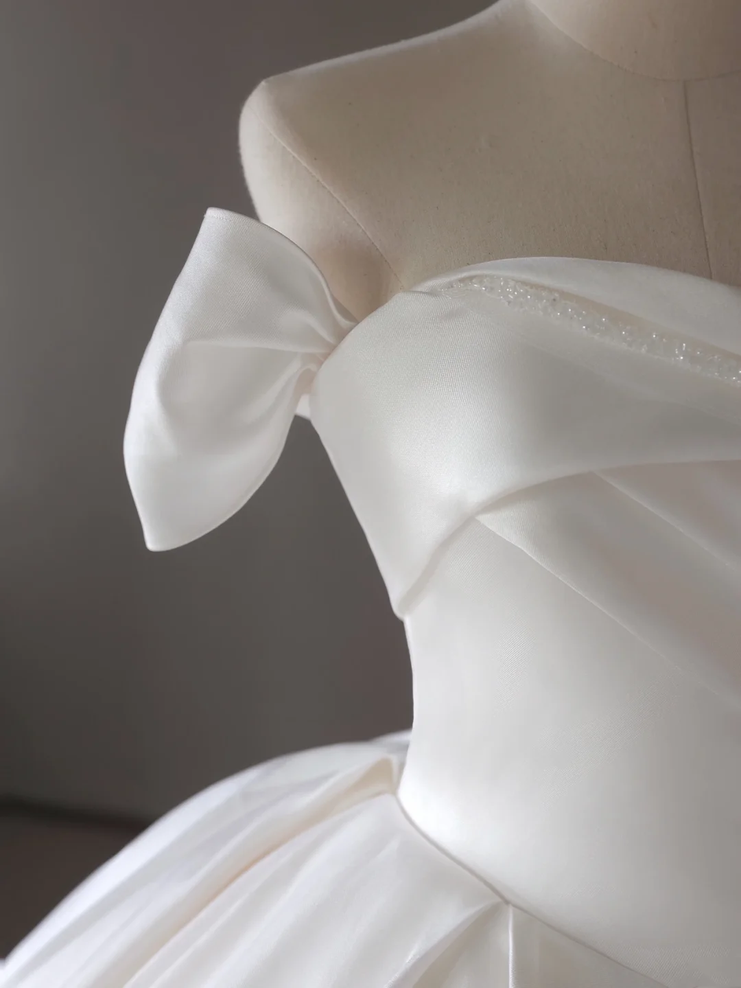 Princess Bridal Dress Ball Gown Off The Shoulder Satin Wedding Dress With White Short Sleeves Wedding Dresses Modest Wedding Gowns DH1289