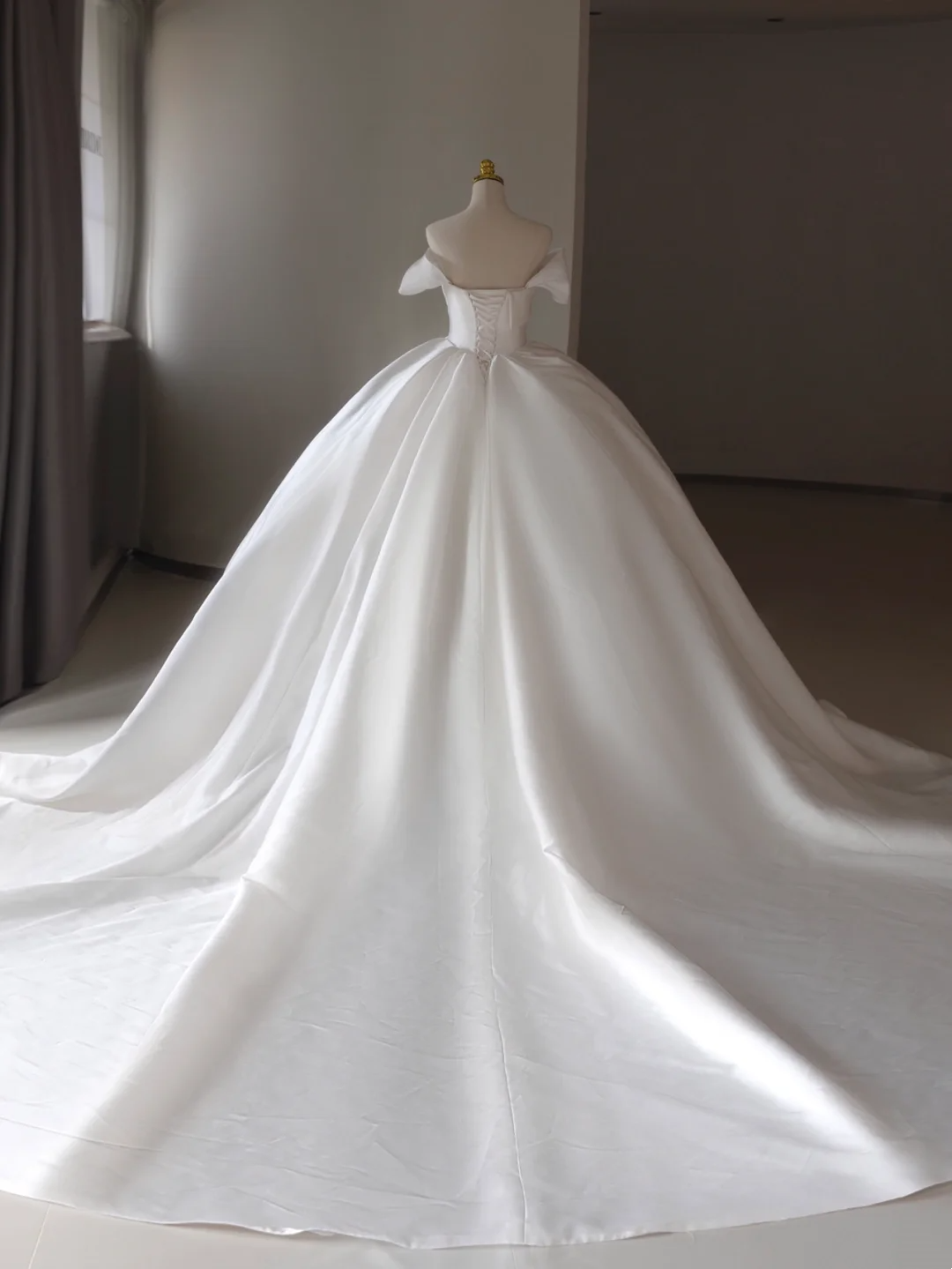 Princess Bridal Dress Ball Gown Off The Shoulder Satin Wedding Dress With White Short Sleeves Wedding Dresses Modest Wedding Gowns DH1289