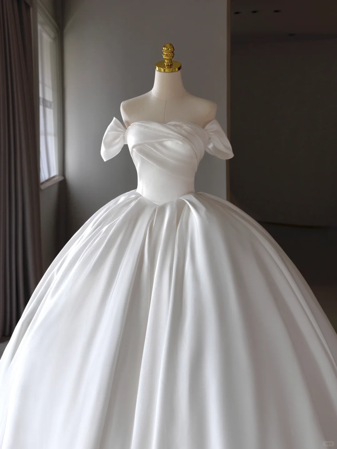 Princess Bridal Dress Ball Gown Off The Shoulder Satin Wedding Dress With White Short Sleeves Wedding Dresses Modest Wedding Gowns DH1289
