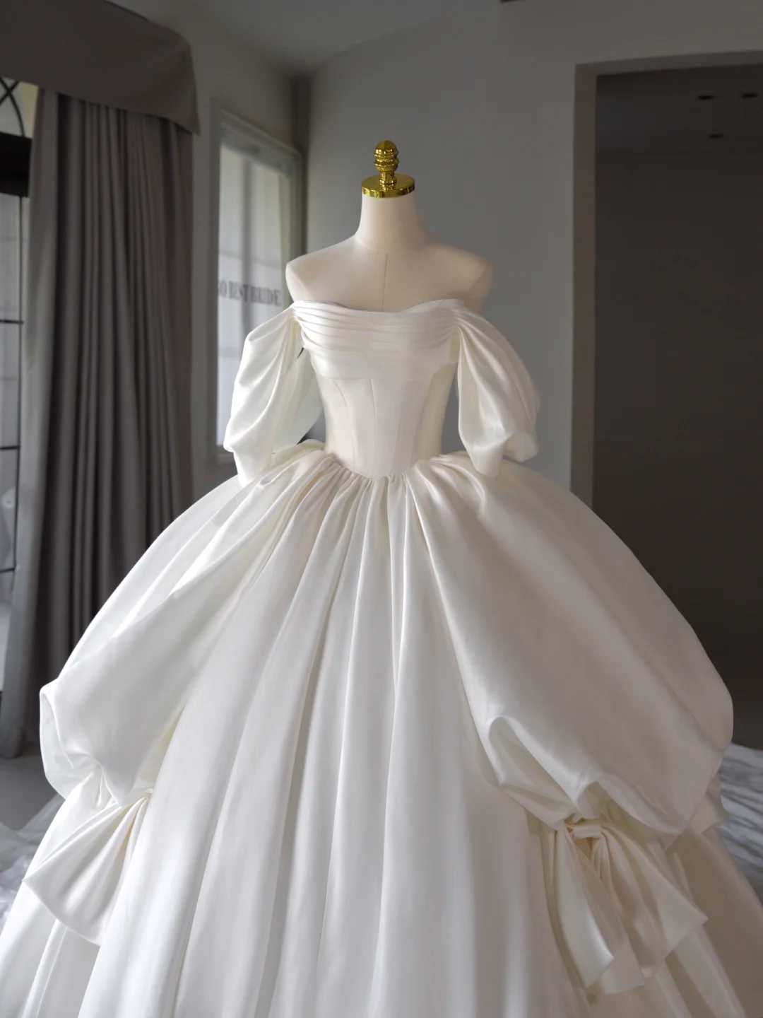 Princess Bridal Dress Ball Gown Off The Shoulder Satin Wedding Dress With Short Sleeves Wedding Dresses Modest Wedding Gowns DH1544