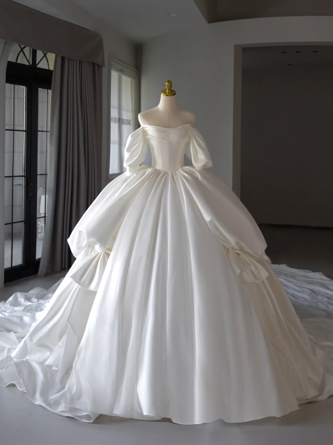 Princess Bridal Dress Ball Gown Off The Shoulder Satin Wedding Dress With Short Sleeves Wedding Dresses Modest Wedding Gowns DH1544