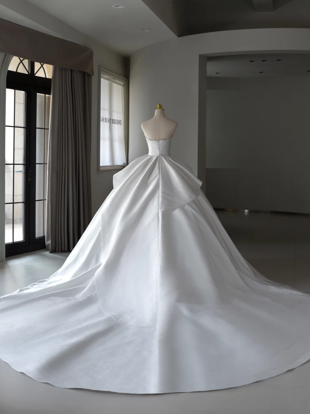 Princess Bridal Dress Ball Gown Strapless Satin Wedding Dress With Ruffles White Wedding Dresses Modest Wedding Gowns DH1549