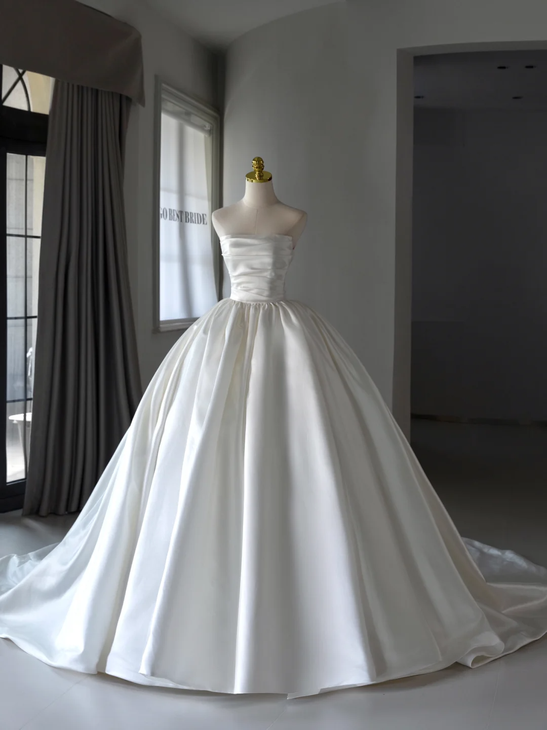 Princess Bridal Dress Ball Gown Strapless Satin Wedding Dress With Ruffles White Wedding Dresses Simple Wedding Gowns DH1552