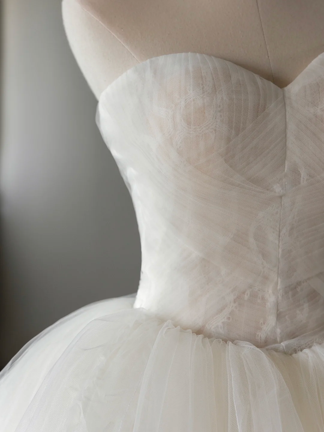 Princess Bridal Dress Ball Gown Sweetheart Tulle Wedding Dress With Ruffles White Wedding Dresses Simple Wedding Gowns DH1553