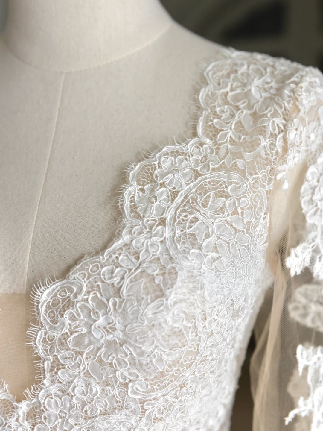 Luxury Mermaid V Neck Long Sleeves Lace White Wedding Dress Modest Wedding Dresses Princess Wedding Gowns DH1558