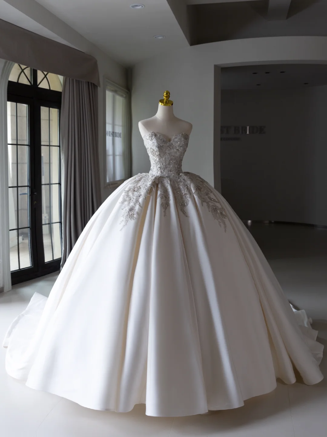 Luxury Ball Gown Sweetheart With Beads Wedding Dress Modest Wedding Dresses Princess Wedding Gowns DH1562