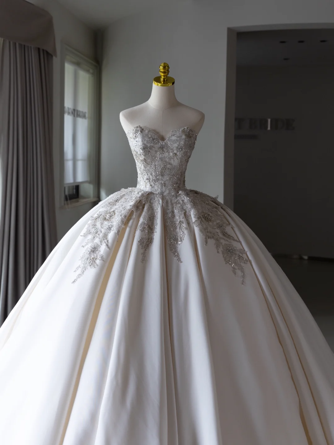 Luxury Ball Gown Sweetheart With Beads Wedding Dress Modest Wedding Dresses Princess Wedding Gowns DH1562