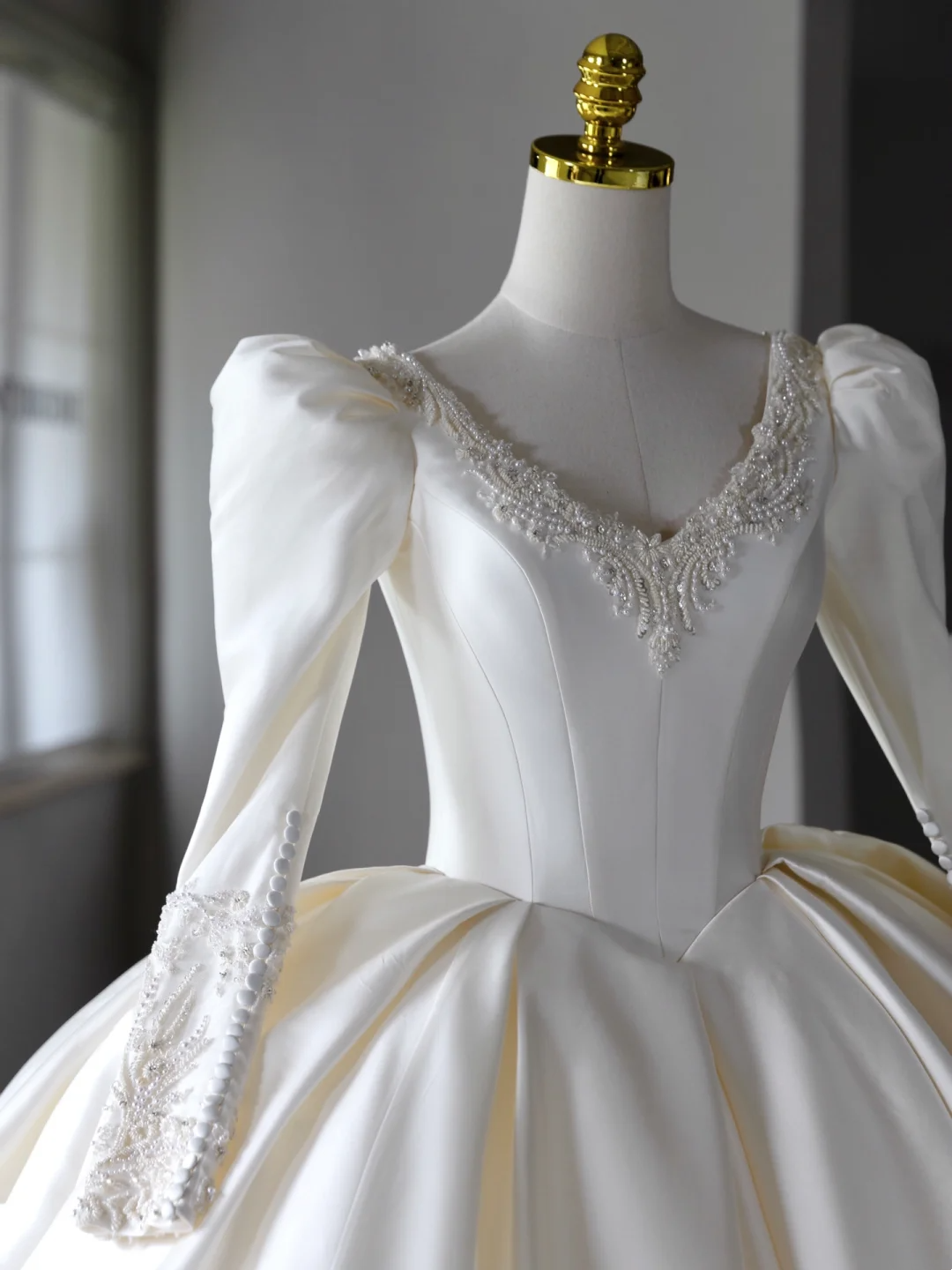 Princess Bridal Dress Ball Gown V Neck Long Sleeves White Wedding Dress With Ruffles Beads White Wedding Dresses Modest Wedding Gowns DH1563