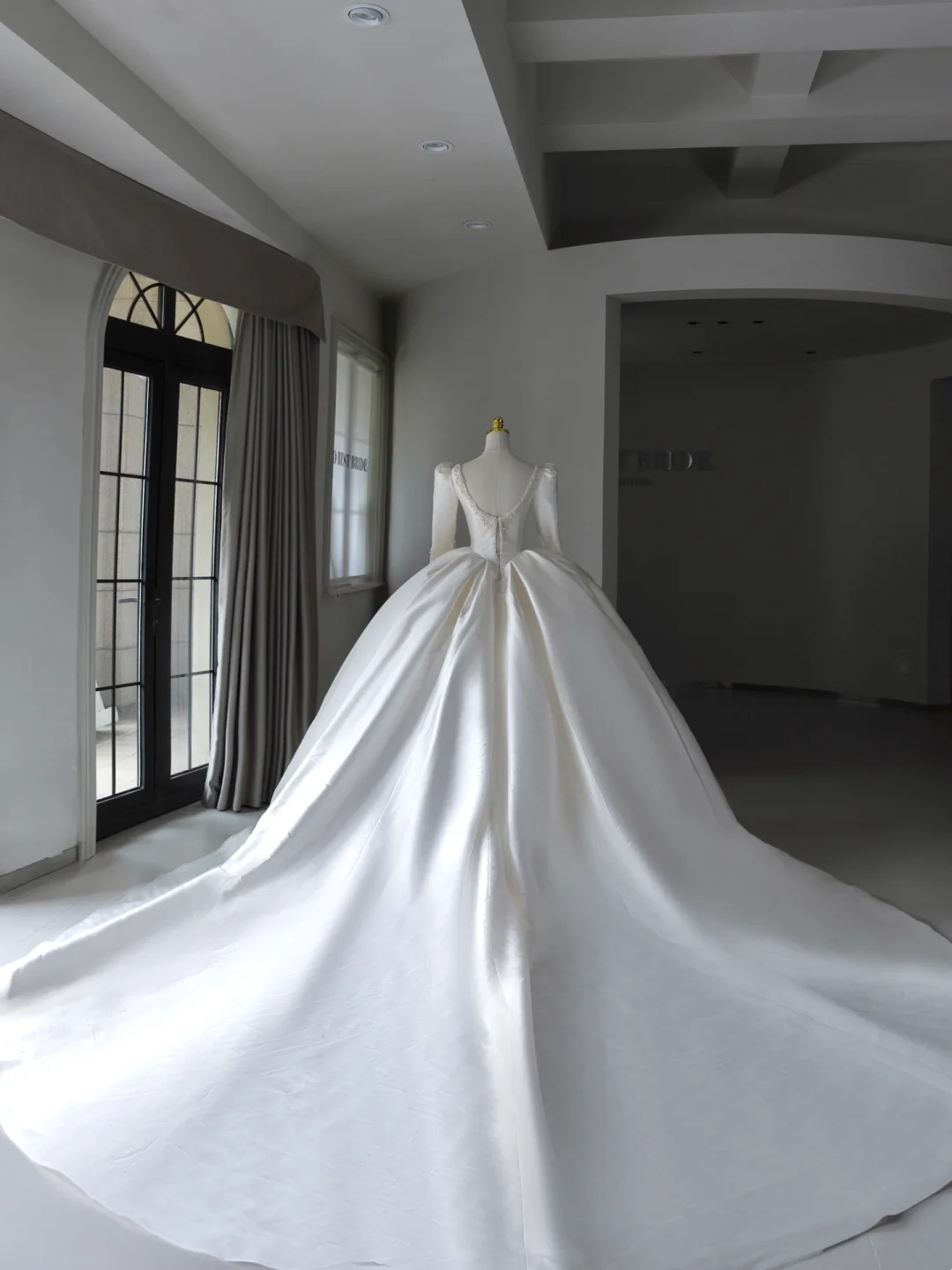 Princess Bridal Dress Ball Gown V Neck Long Sleeves White Wedding Dress With Ruffles Beads White Wedding Dresses Modest Wedding Gowns DH1563