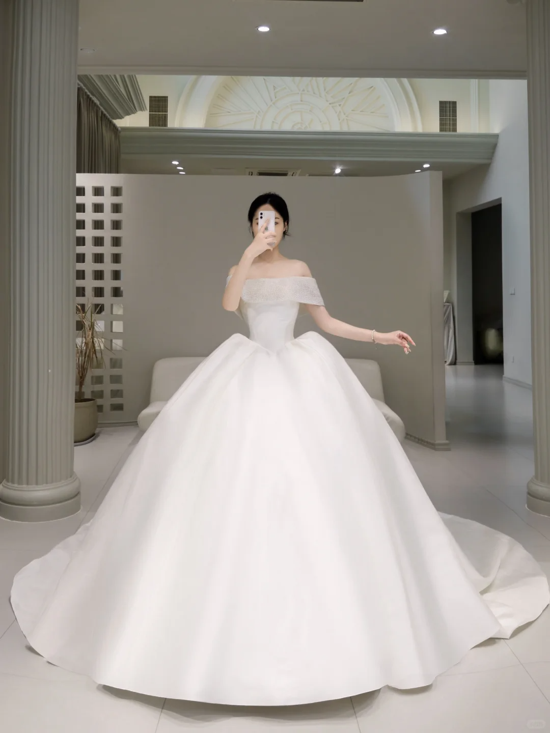 Unique Bridal Dress Ball Gown Off The Shoulder Silver Beads Satin White Long Wedding Dresses Luxury Bride Dress Bridal Gowns DH1612