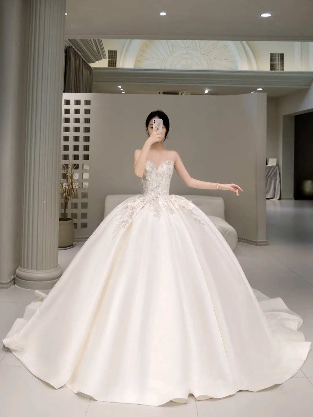 Unique Bridal Dress Ball Gown Sweetheart Silver Beads Satin White Long Wedding Dresses Luxury Bride Dress Bridal Gowns D1612