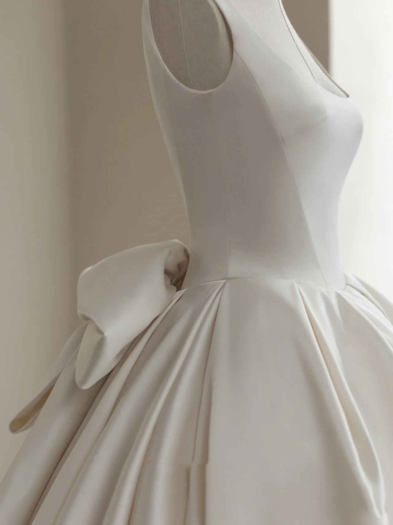 Romantic Wedding Gown Bridal Dress Ball Gown Square Neck Satin Wedding Dress Ivory Wedding Dresses Modest Wedding Gowns DH1781