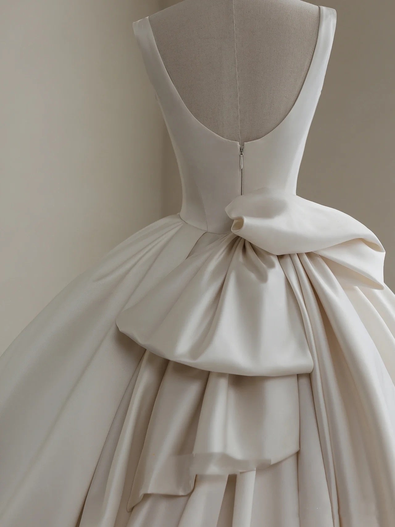 Romantic Wedding Gown Bridal Dress Ball Gown Square Neck Satin Wedding Dress Ivory Wedding Dresses Modest Wedding Gowns DH1781