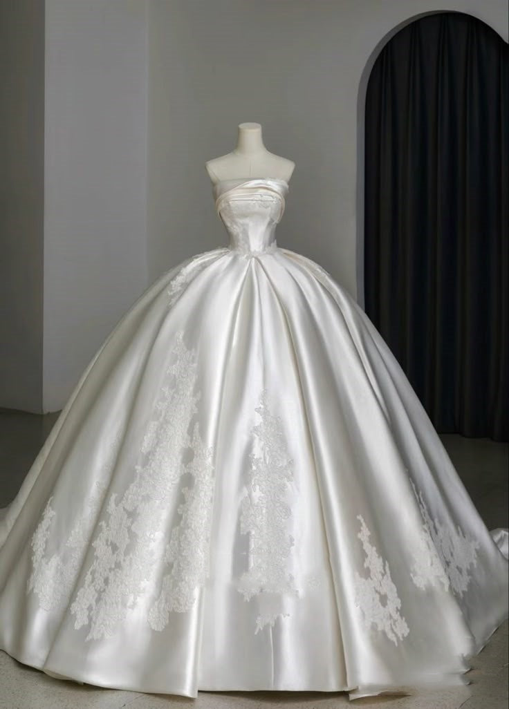 Romantic Wedding Gown Bridal Dress Ball Gown Strapless Wedding Dress White Lace Wedding Dresses Modest Wedding Gowns DH1795