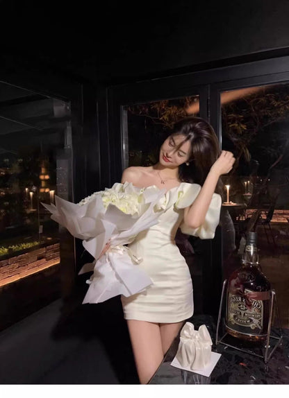 Classy Sheath Off The Shoulder White Satin Short Mini Formal 8th Grade Homecoming Dresses Middle School Hoco Court Dress 16th Birthday Dress Hoco Outfits DH1882