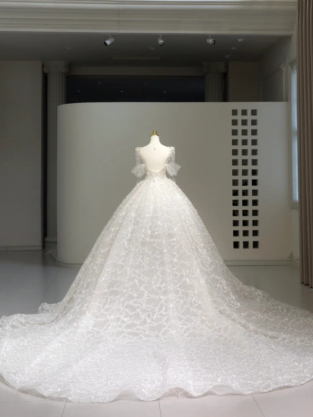 Romantic Wedding Gown Bridal Dress Ball Gown Square Neck Satin Wedding Dress White Wedding Dresses Modest Wedding Gowns DH2041