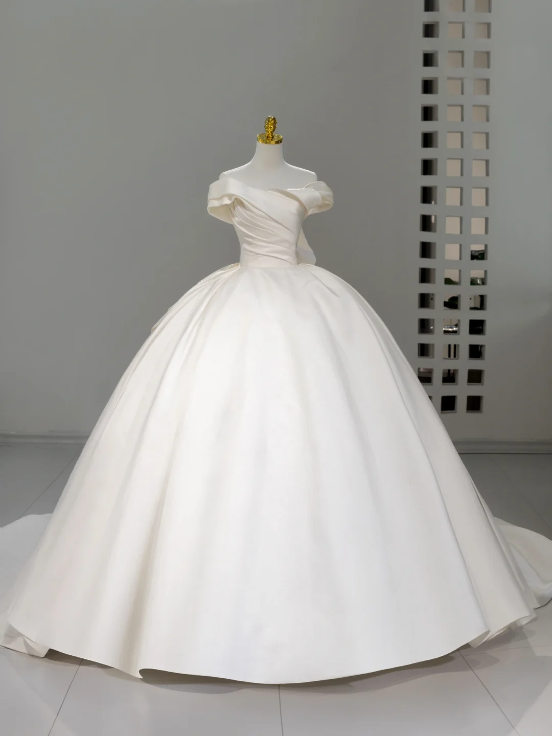 Princess Bridal Dress Ball Gown Off The Shoulder Ivory Satin Wedding Dress With Pleated Wedding Dresses Modest Wedding Gowns DH2047