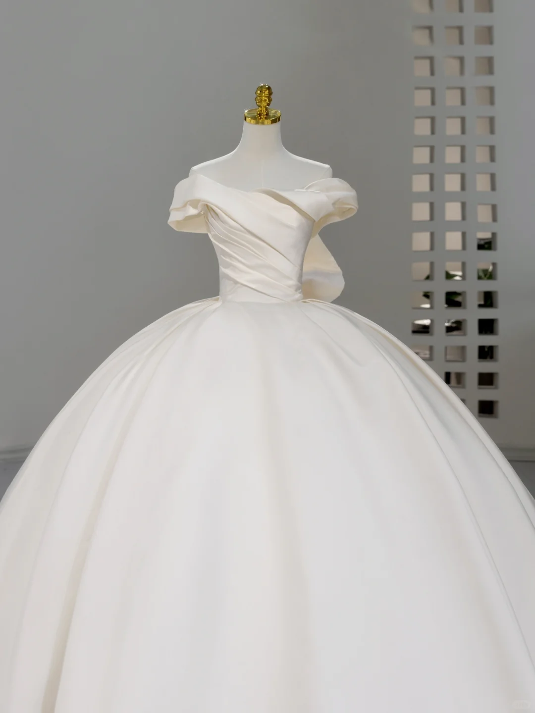 Princess Bridal Dress Ball Gown Off The Shoulder Ivory Satin Wedding Dress With Pleated Wedding Dresses Modest Wedding Gowns DH2047