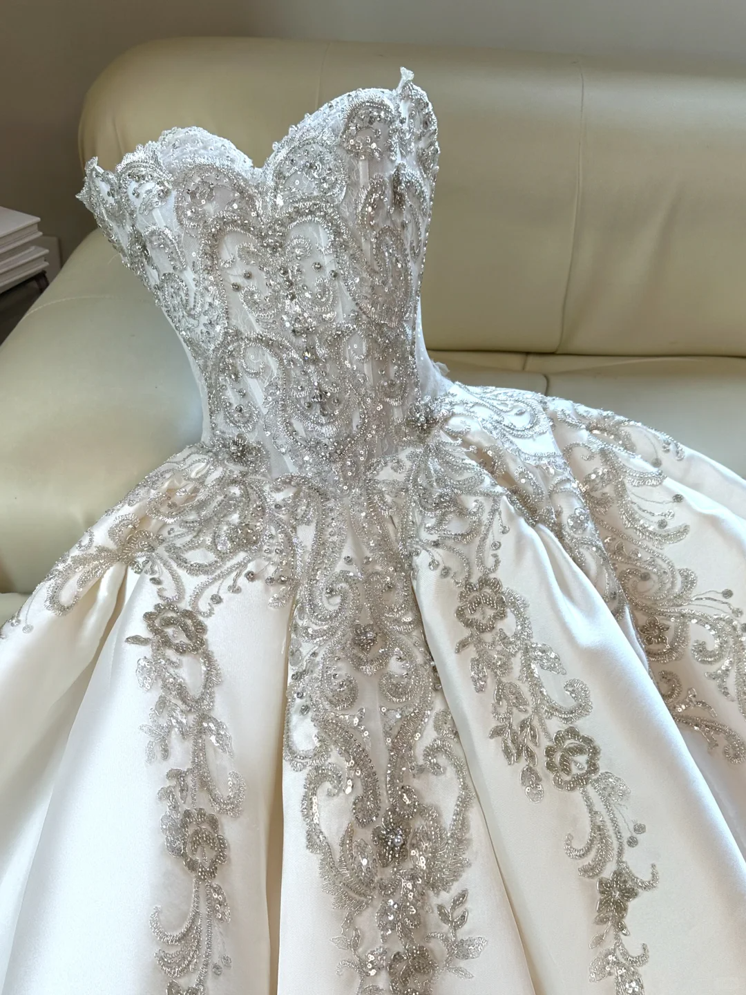 Ethereal Wedding Dress Ball Gown Sweetheart Satin White Sleeveless Long Wedding Dresses Bridal Gowns DH2050