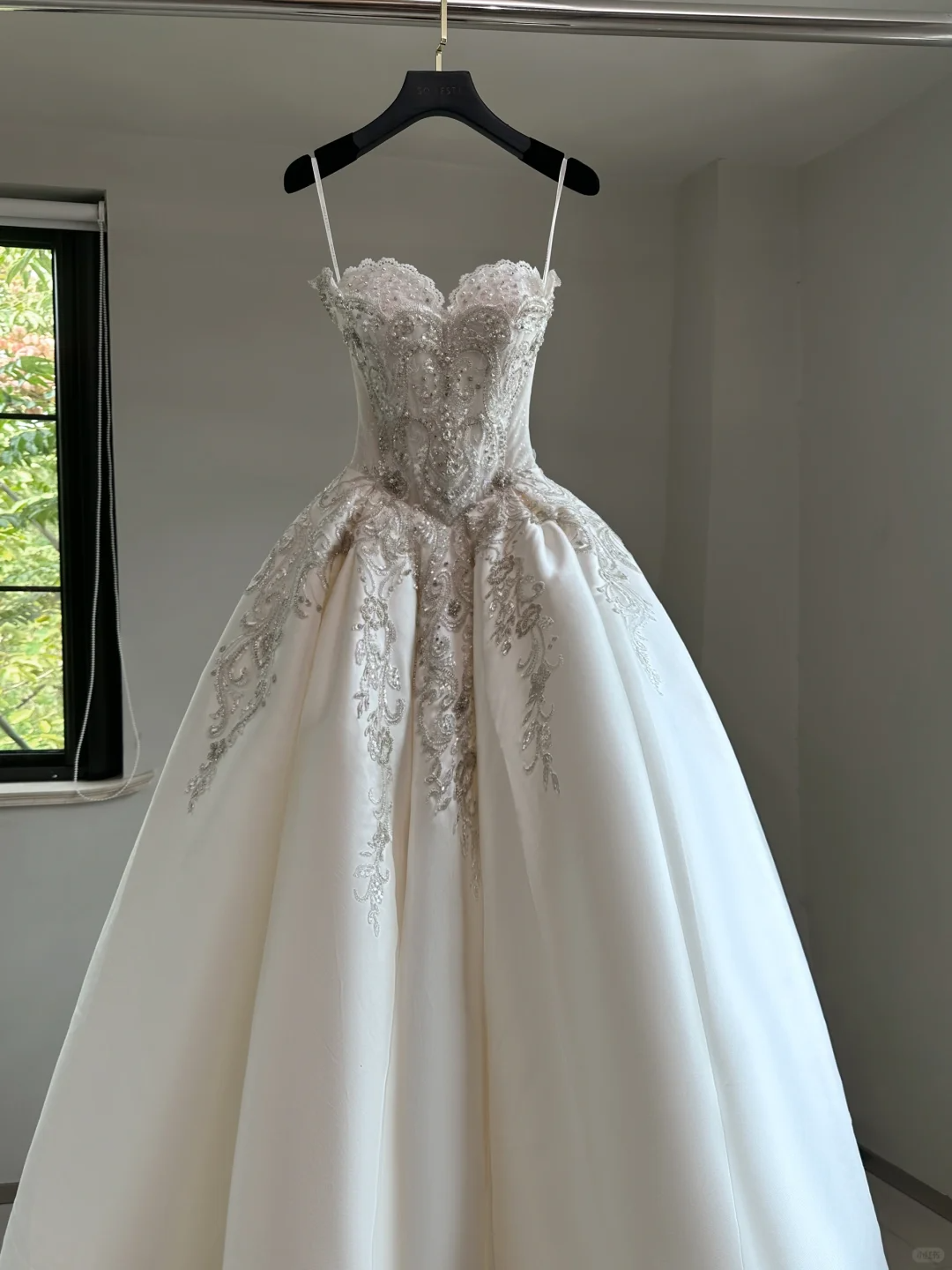 Ethereal Wedding Dress Ball Gown Sweetheart Satin White Sleeveless Long Wedding Dresses Bridal Gowns DH2050