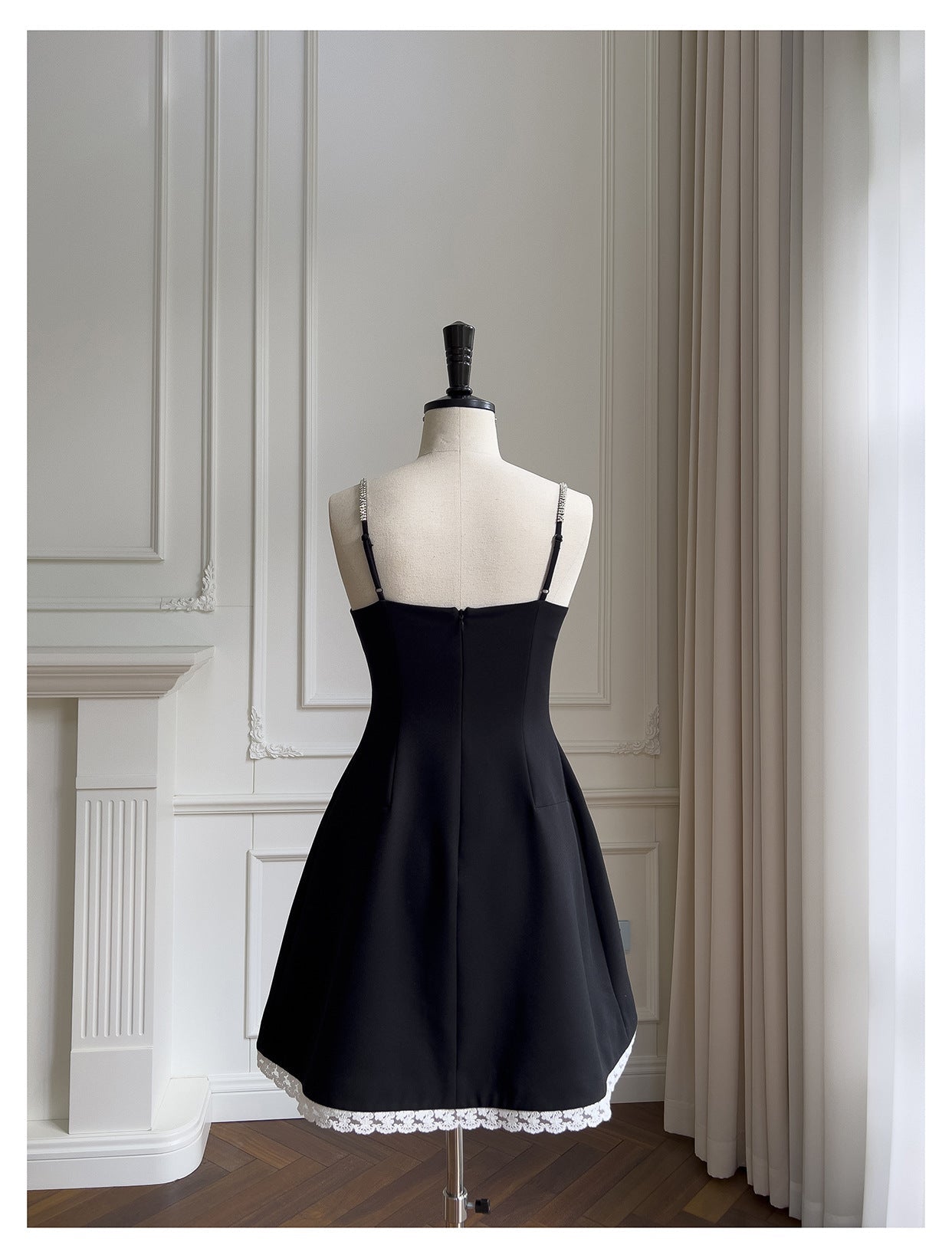 Pretty A Line Spaghetti Straps Little Black Dress Satin Short Formal Homecoming Dresses Middle School Short 21st Birthday Outfits Graduation Dress Mini Cocktail Dresses DH2301