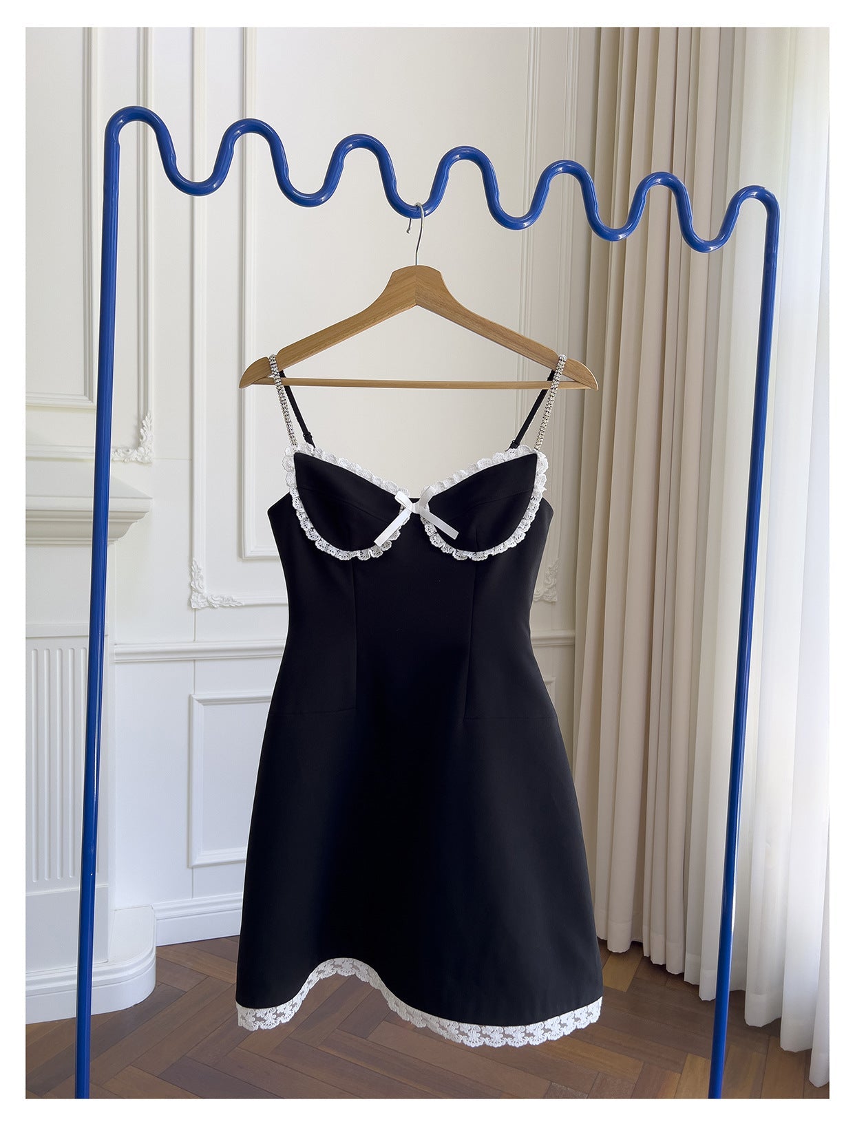 Pretty A Line Spaghetti Straps Little Black Dress Satin Short Formal Homecoming Dresses Middle School Short 21st Birthday Outfits Graduation Dress Mini Cocktail Dresses DH2301