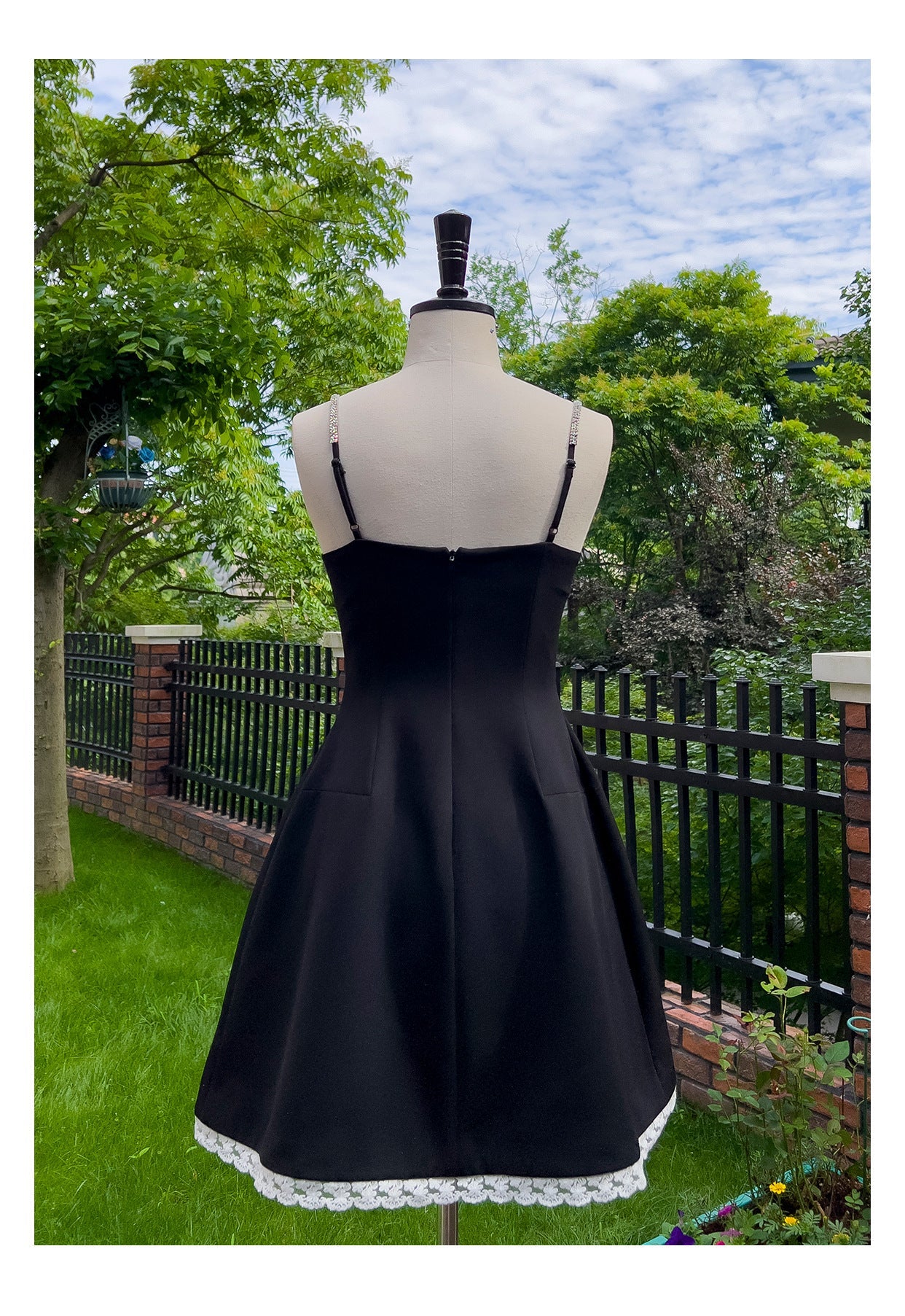 Pretty A Line Spaghetti Straps Little Black Dress Satin Short Formal Homecoming Dresses Middle School Short 21st Birthday Outfits Graduation Dress Mini Cocktail Dresses DH2301