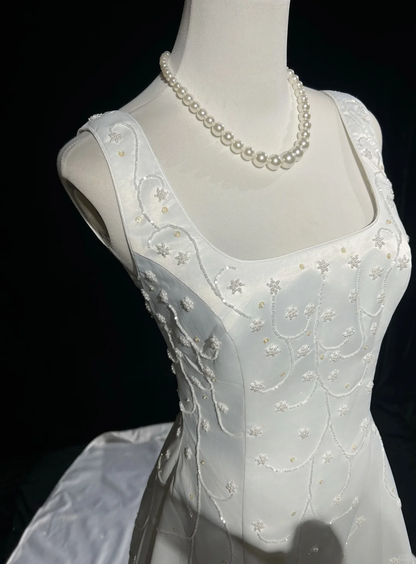 Vintage Bridal Dress A Line Square Neck Satin White Beads Long Wedding Dress Retro Wedding Dresses Modest Wedding Gowns DH2661