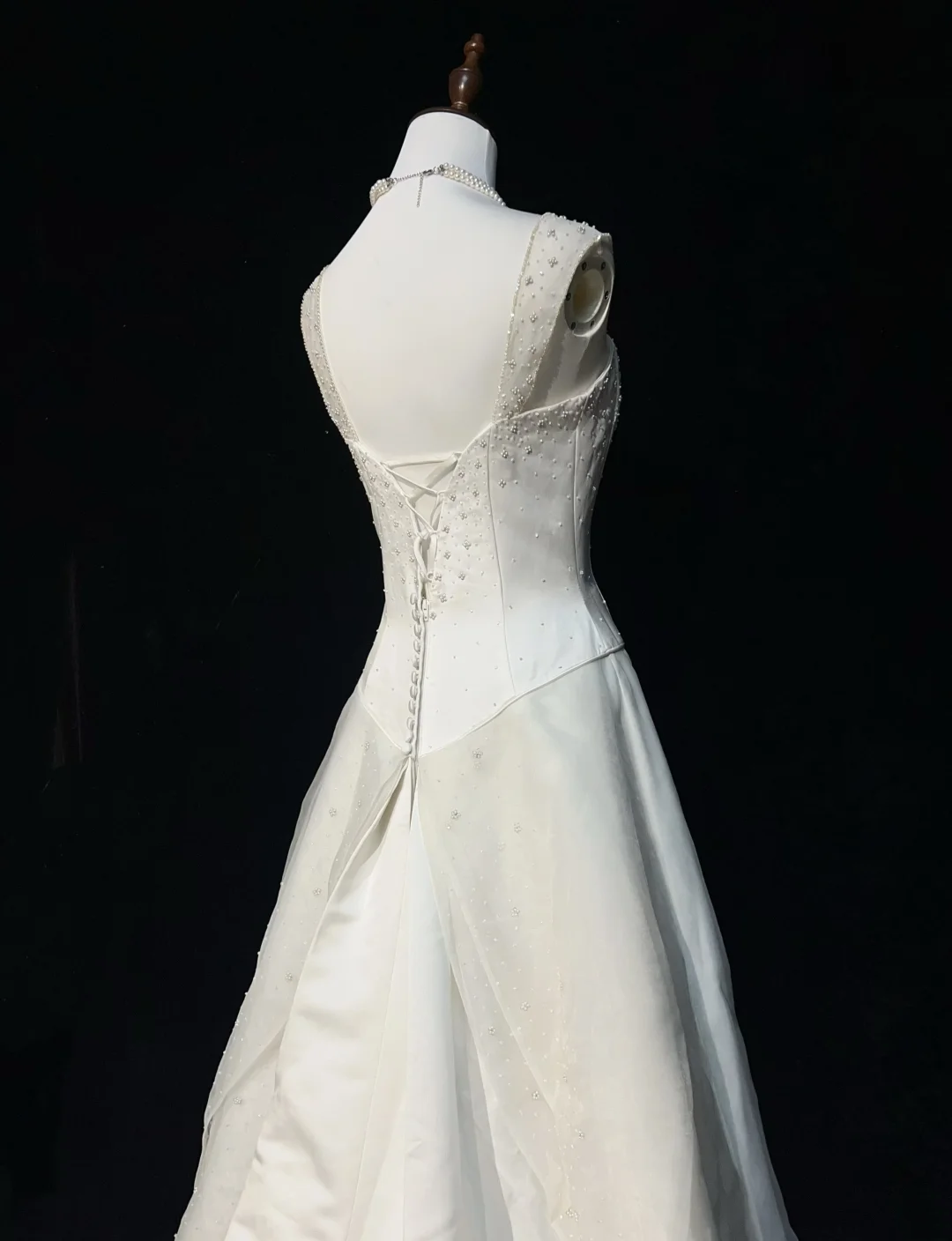 Princess Bridal Dress A Line Sweetheart Neck Satin White Beads Long Wedding Dress Retro Wedding Dresses Modest Wedding Gowns DH2664
