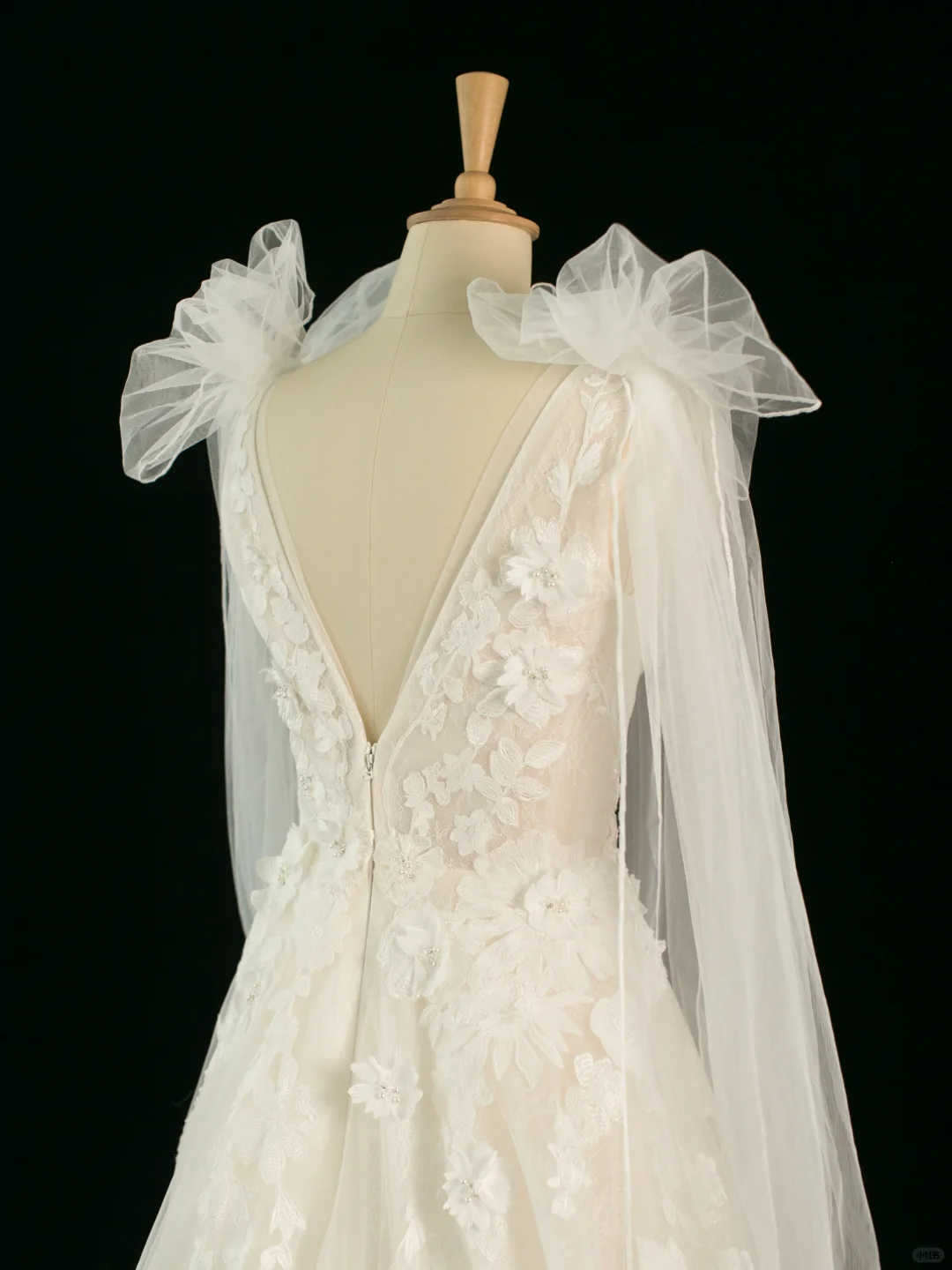 Pretty Wedding Dress Ball Gown V Neck Sleeveless Tulle Lace Long Vintage Wedding Dresses Bridal Gowns Brides Gown DH365