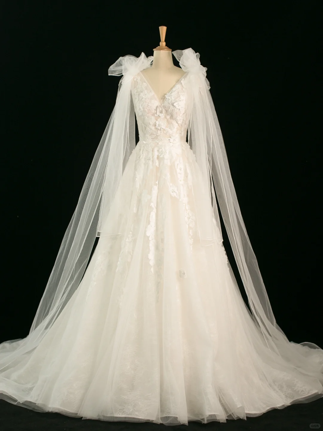 Pretty Wedding Dress Ball Gown V Neck Sleeveless Tulle Lace Long Vintage Wedding Dresses Bridal Gowns Brides Gown DH365