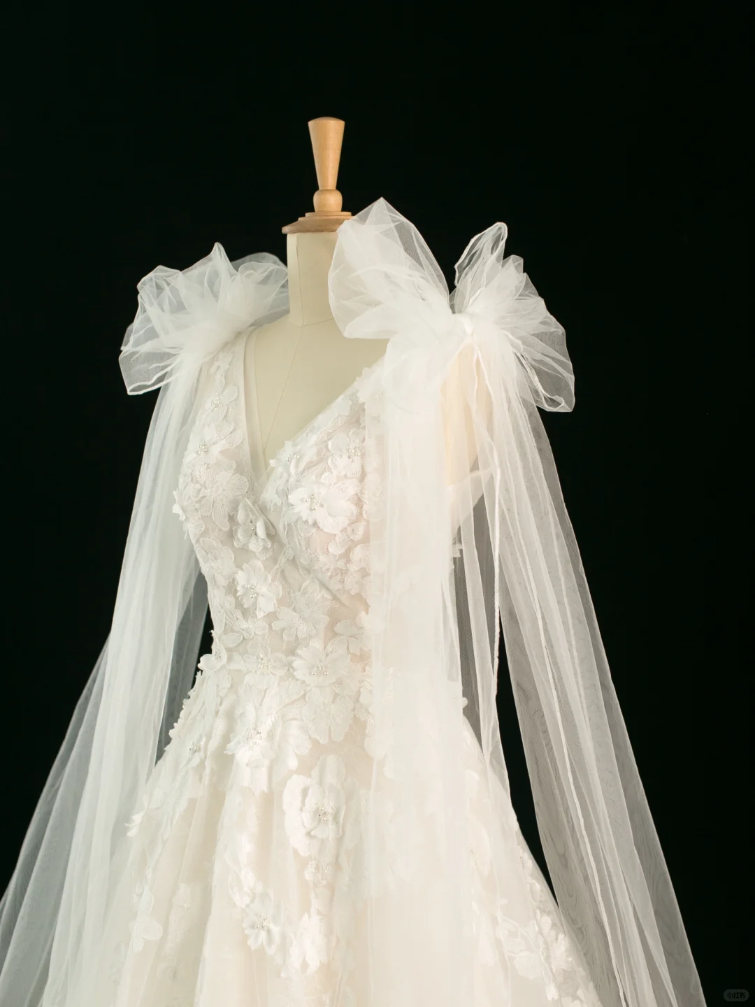 Pretty Wedding Dress Ball Gown V Neck Sleeveless Tulle Lace Long Vintage Wedding Dresses Bridal Gowns Brides Gown DH365