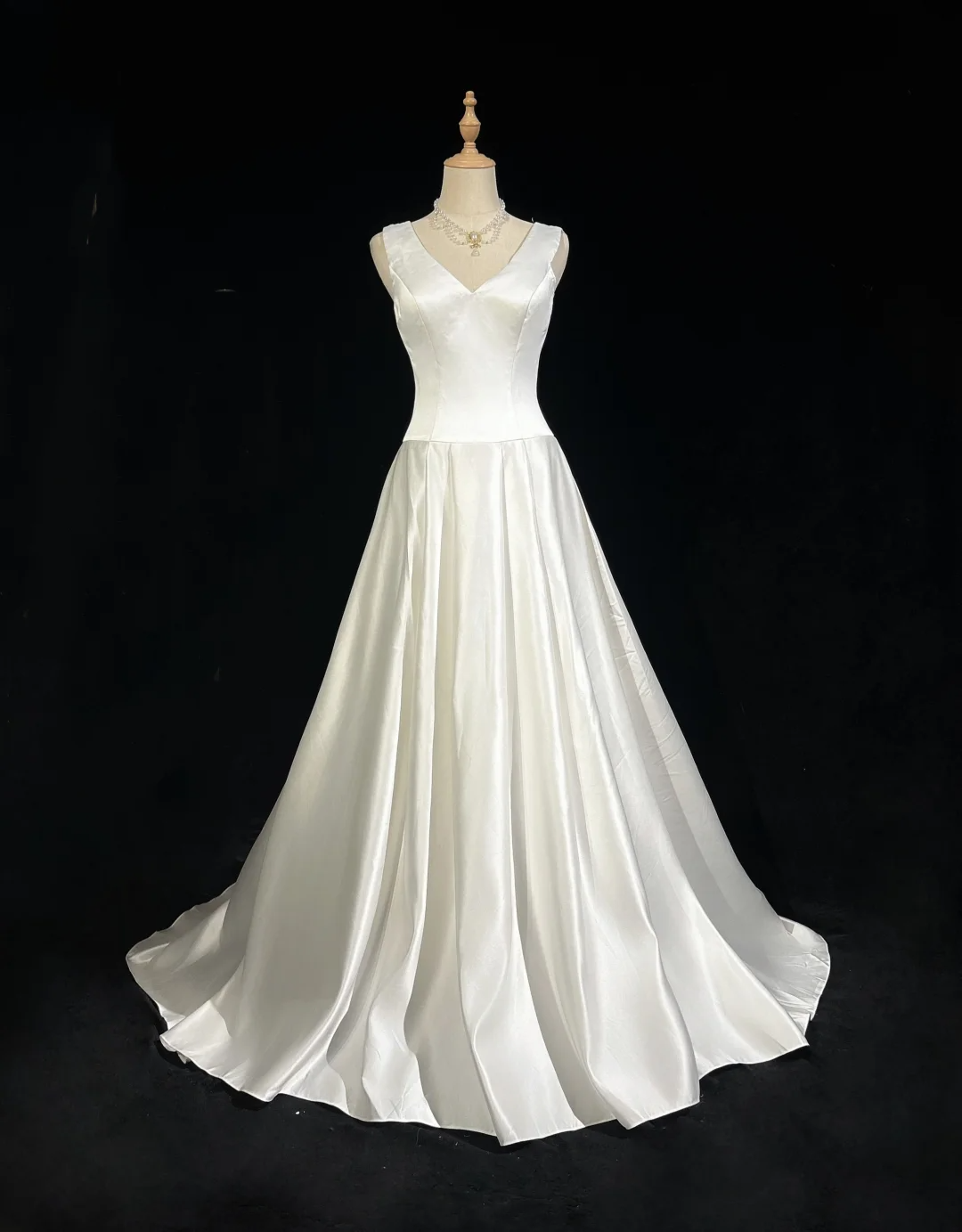 Vintage Wedding Dress A line V Neck White Satin Sleeveless Long Vintage Wedding Dresses Bridal Gowns Brides Gown DH401
