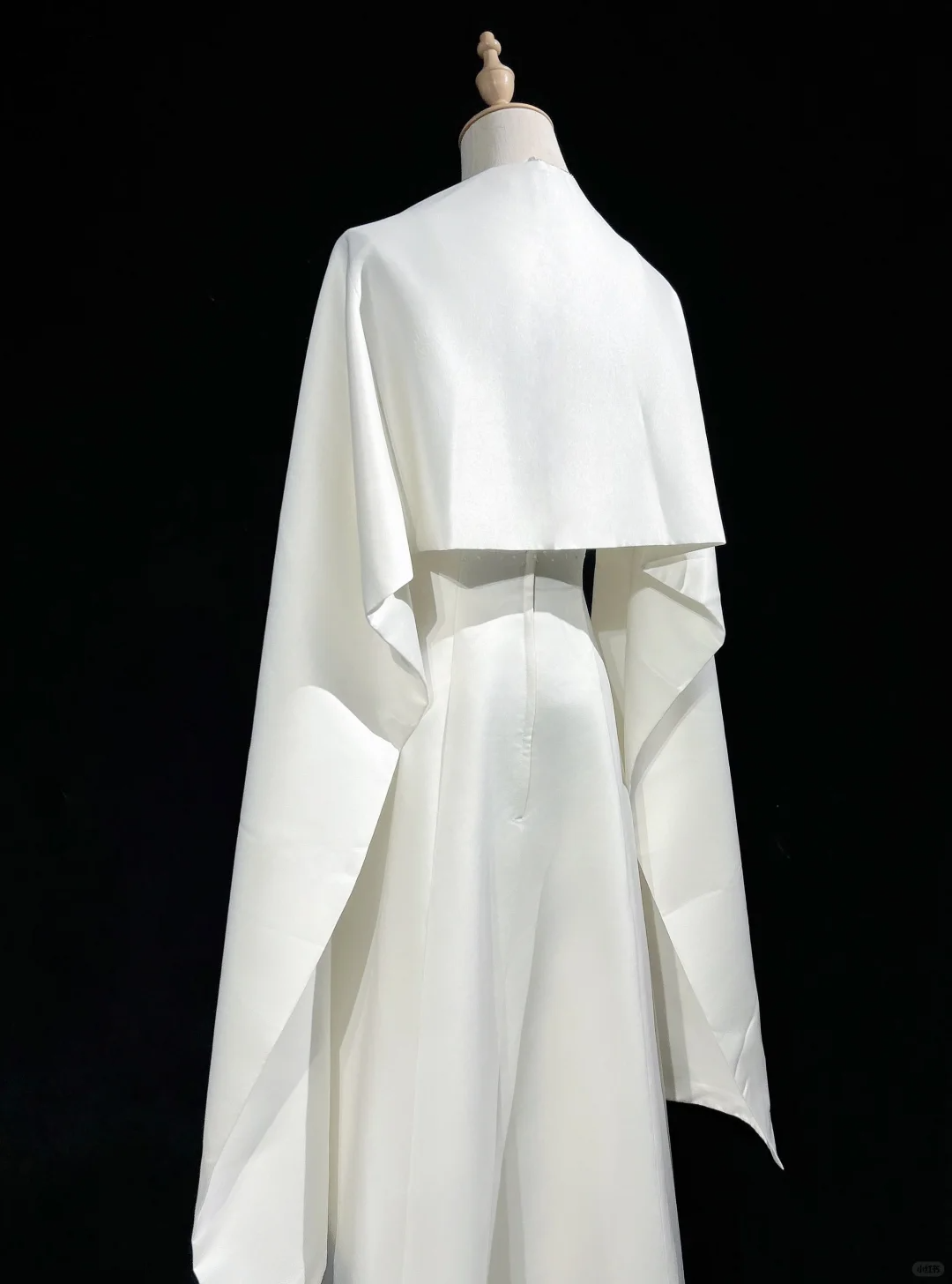 Vintage Wedding Dress A line Spaghetti Straps White Satin Sleeveless Long Vintage Wedding Dresses Bridal Gowns Brides Gown With Cape DH524