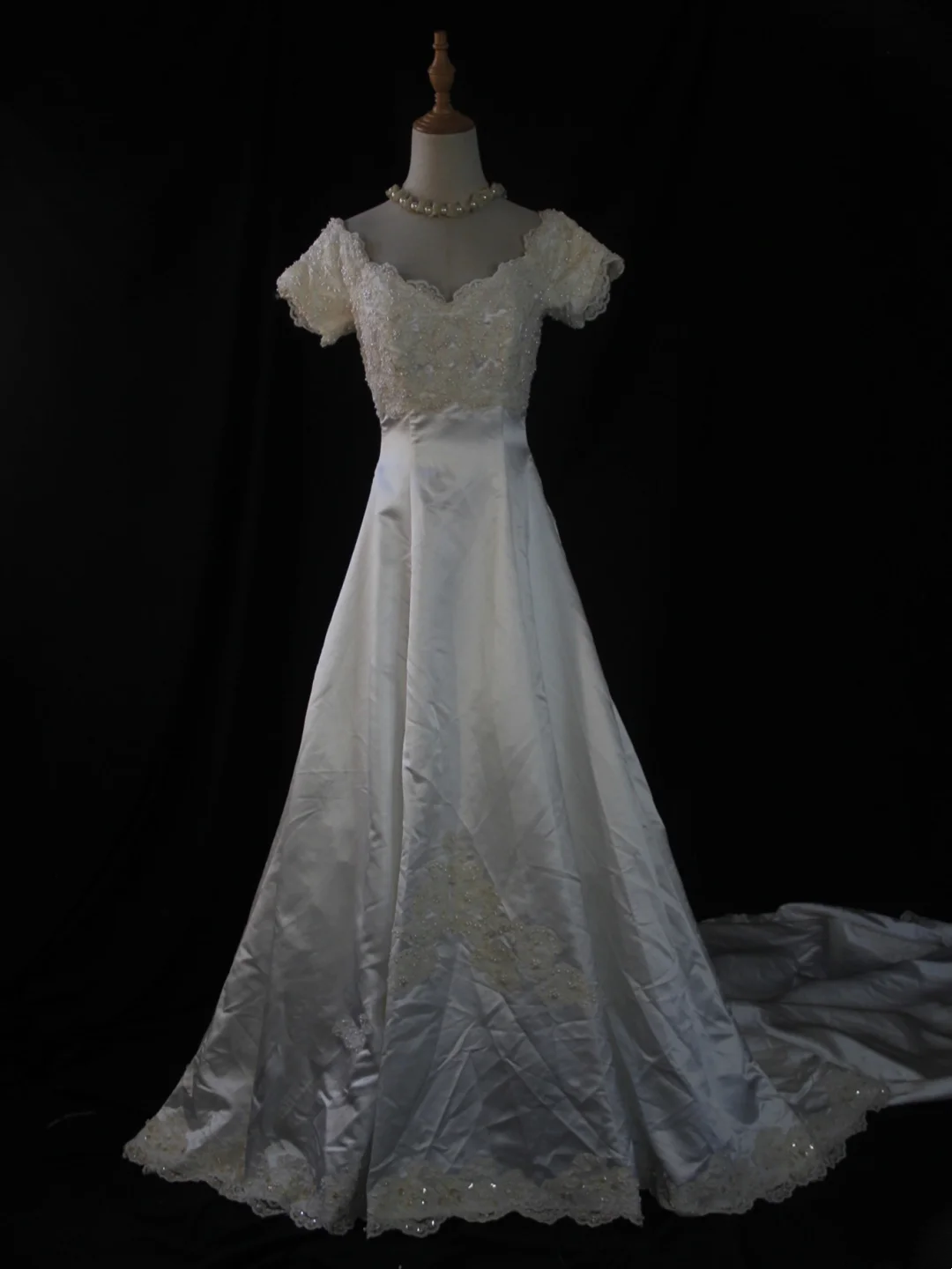 Vintage Wedding Dress 1970s Ball Gown V Neck Sleeveless Satin White Long Wedding Dresses Bridal Gowns Elegant Brides Gown DH575