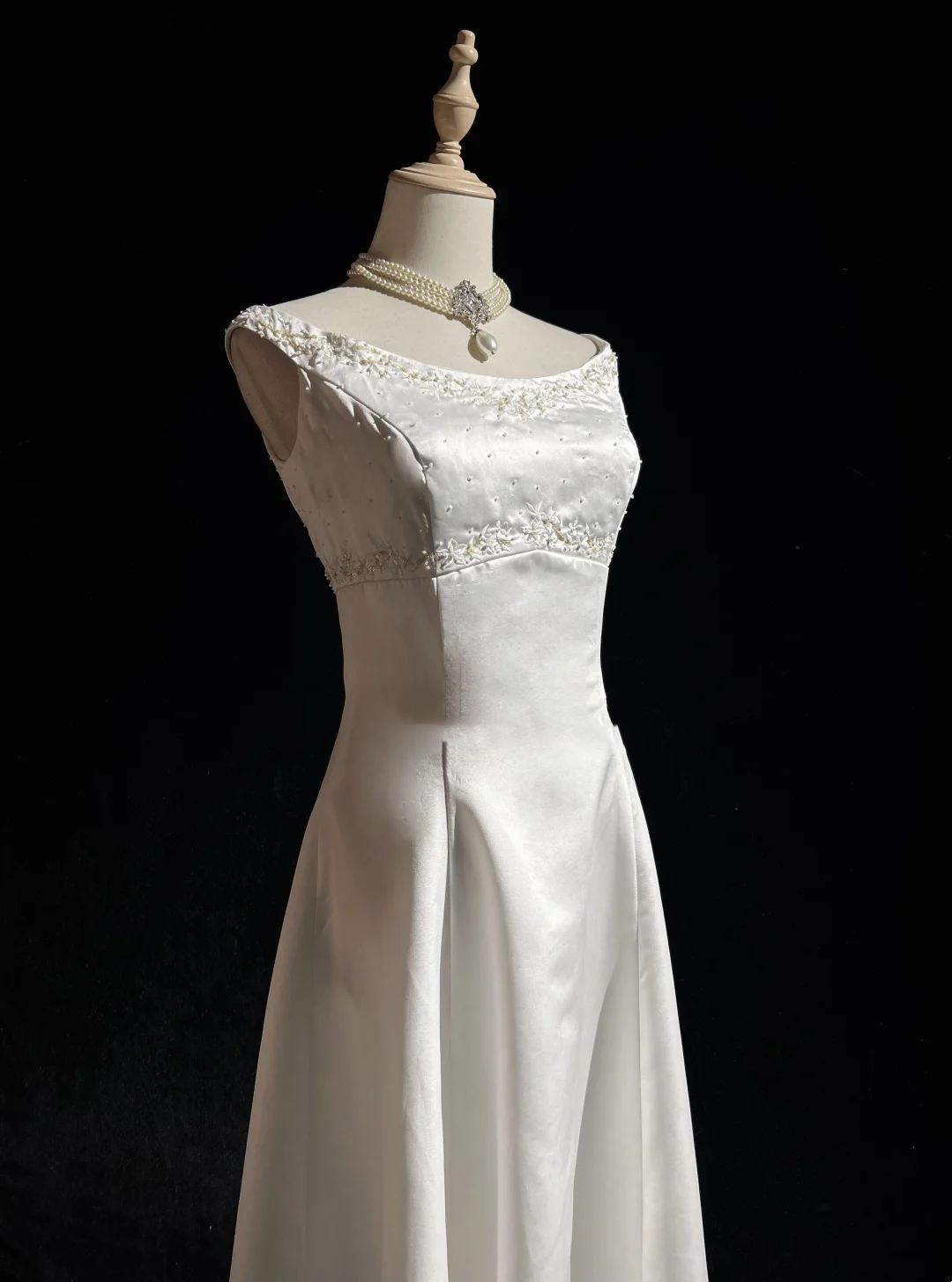 Classic Bridal Gown A line Jewel Neck Satin Long White Wedding Dresses Elegant Bridal Gowns DH649