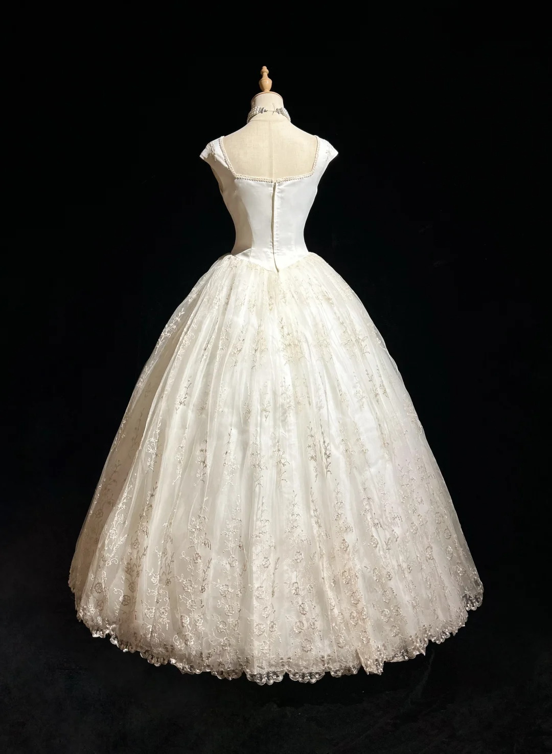 Classic Bridal Gown Ball Gown Square Neck Short Sleeves Tulle White Wedding Dresses Vintage Bridal Gowns DH651