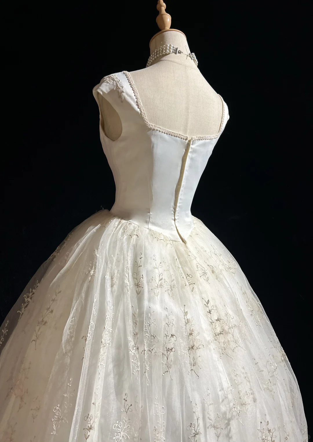 Classic Bridal Gown Ball Gown Square Neck Short Sleeves Tulle White Wedding Dresses Vintage Bridal Gowns DH651